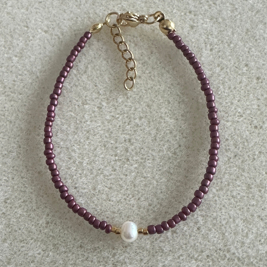 Burgundy rocaille and pearl bracelet gold