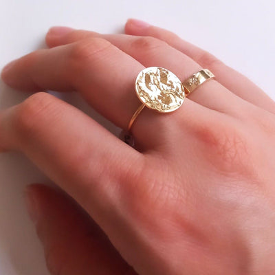 Hana ring with emblematic design